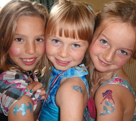 Airbrush tattoos, glitter tattoos, and henna tattoos: what's the difference?